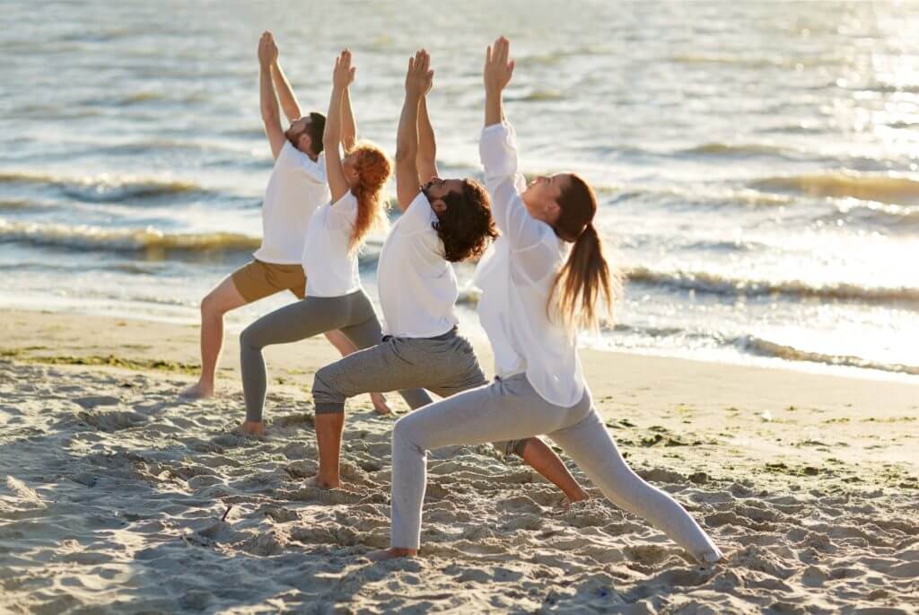 YOGA ΣΤΗΝ ΠΑΡΑΛΙΑ